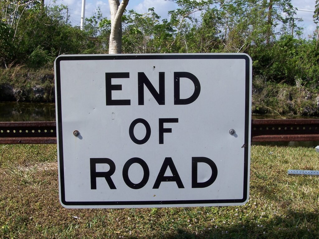 A sign signifying the end of the road (to prevent driving into a canal).